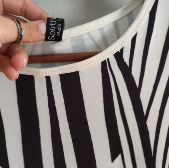 Black and White Abstract Dress - Picture 4 of 5